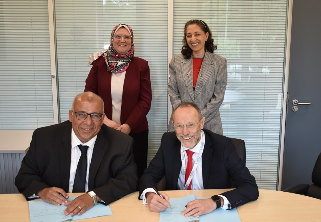 Malcolm Parry (seated, right) and Professor Hehsam Eldeeb, President of Electronics Research Institute signing a memorandum of understanding