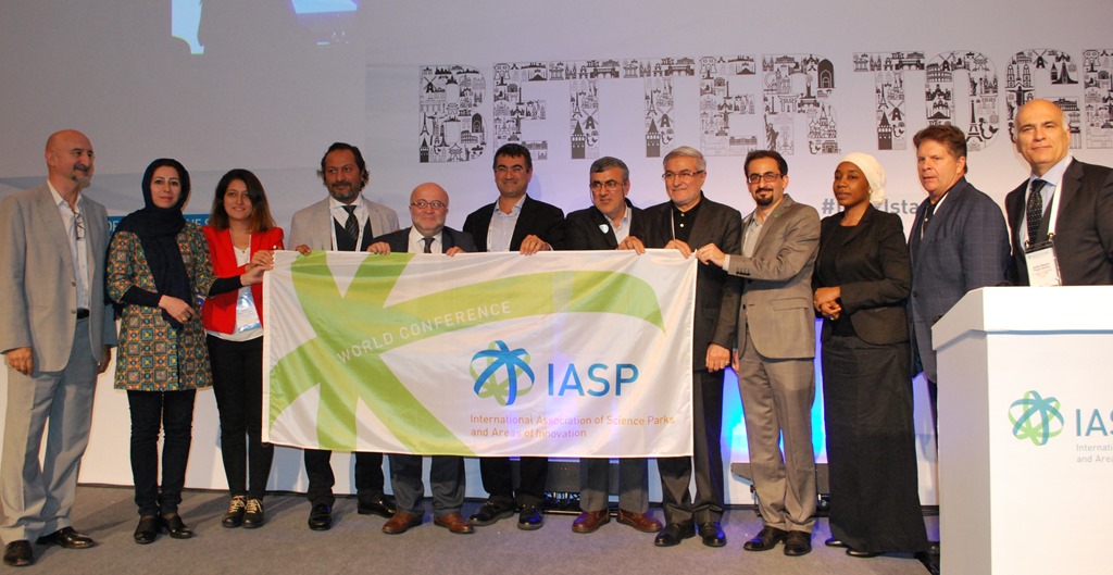 Istanbul hands the flag to Isfahan, alongside the IASP Executive Board members Luis Sanz, Hawua Yabani, Paul Krutko and Josep Piqué