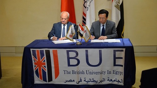 Herbert Chen of TusPark (right) signs the collaboration agreement with the British University in Egypt