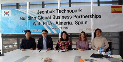 Representatives from Jeonbuk and PITA sign the MOU