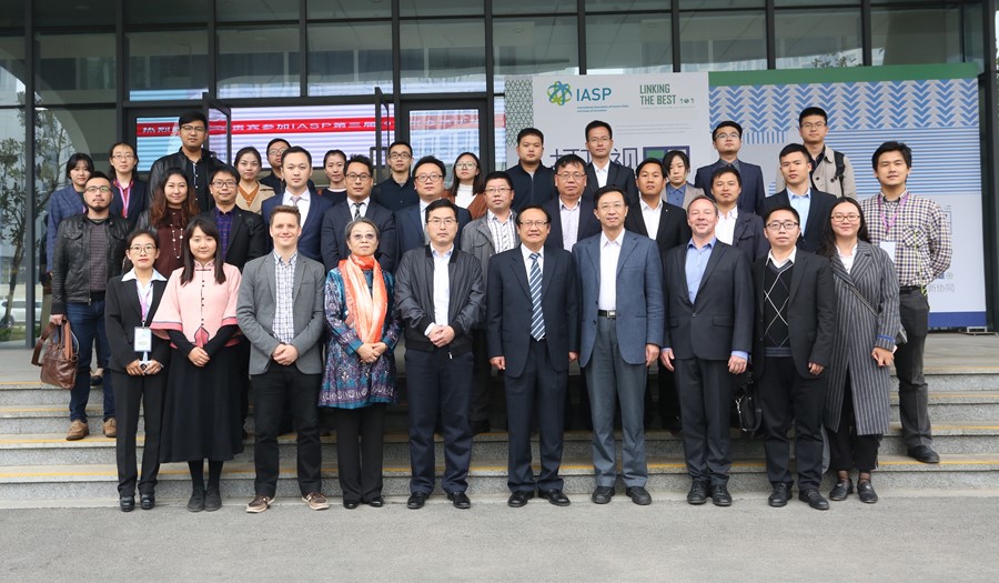 Attendees pose for a group photo after the Chinese Member Salon