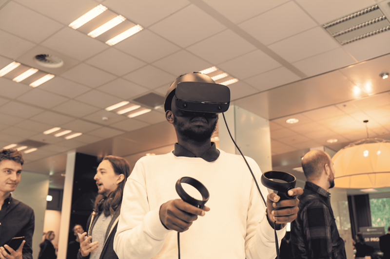 Attendees trying VR | ©HTCE