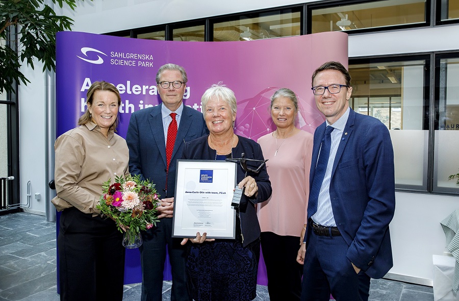 Anna-Carin Olin, winner of the Arvid Carlsson Award (centre) with Sahlgrenska CEO Charlotta Gummeson (left) and colleagues