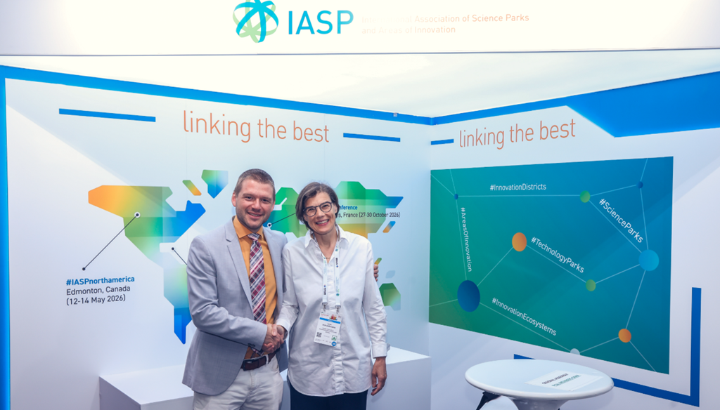 IASP European Division: incoming Regional President Agnes von Matuschka (R) with Jernej Pintar (L)