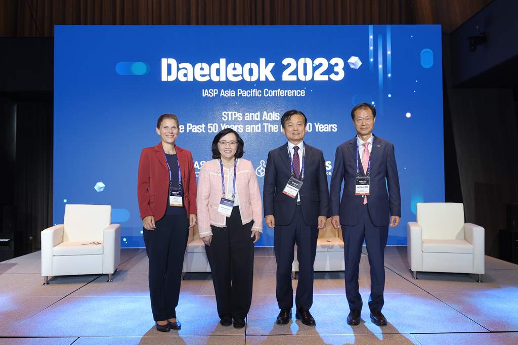 L-R Ebba Lund, Suwipa Wanasathop, Byung-Sam Kang, Lee-Hwan Kim