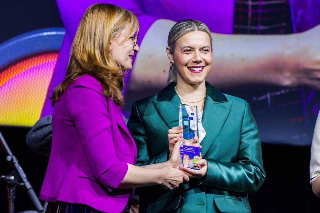 Debora Campos receiving EIT Women Leadership Award 