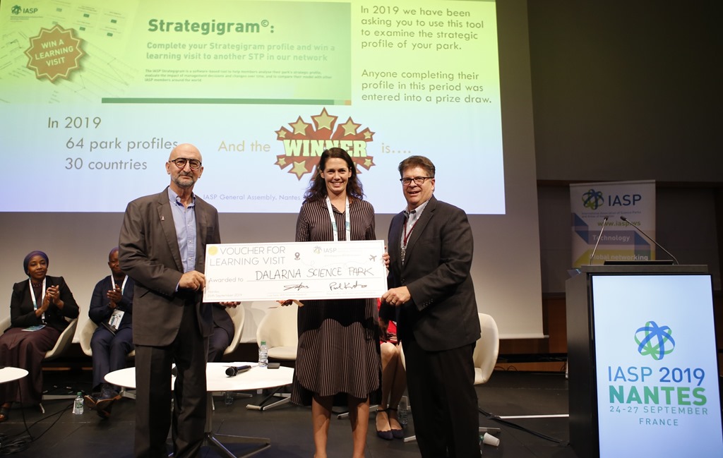 Luis Sanz and Paul Krutko present a voucher to Elin Holst Granlund of Dalarna Science Park