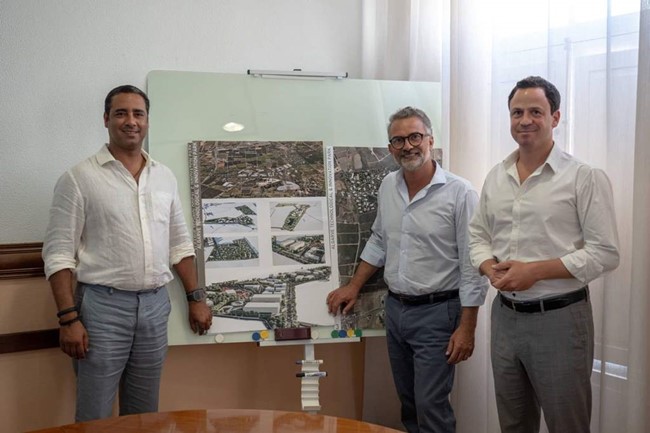 The agreement signed by the Mayor of Olhão, centre, initiates the creation of a detailed plan for the park.