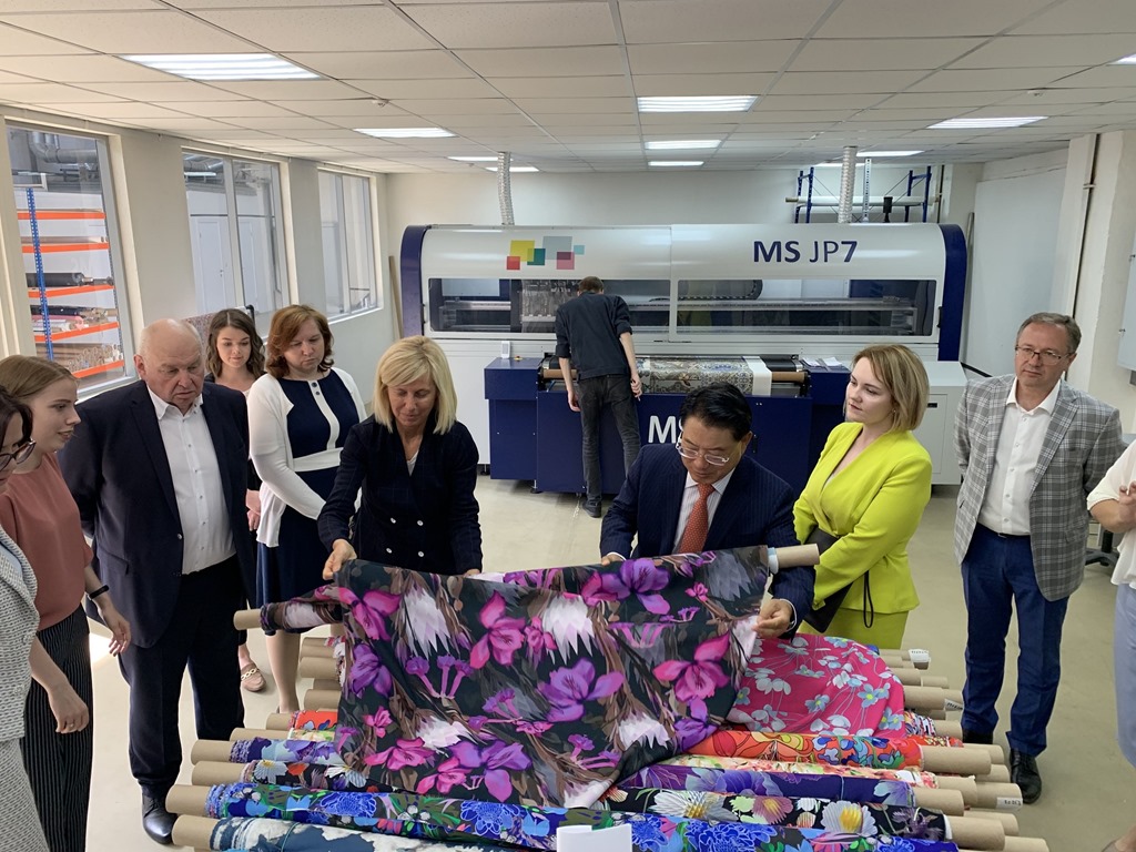 The delegation visiting a textile company