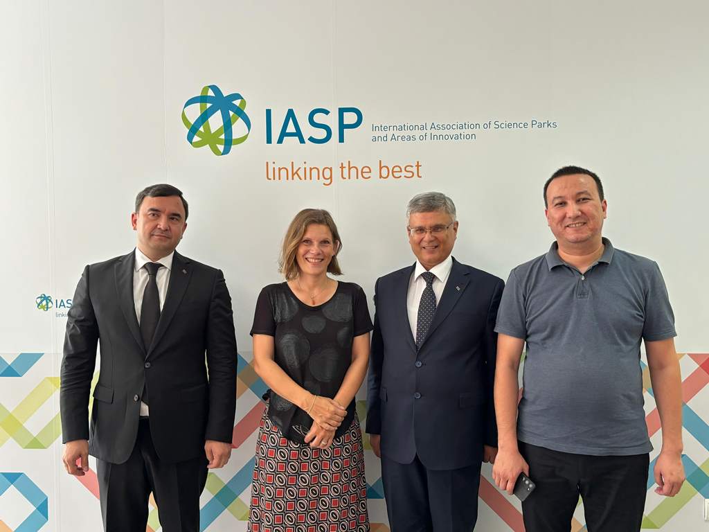 From left to right: Gadamov Durdymyrat (Director), Ebba Lund (IASP CEO), Atamanov Shohrat (scientist), and Abduraimov Atamyrat (Chief Technologist) 
