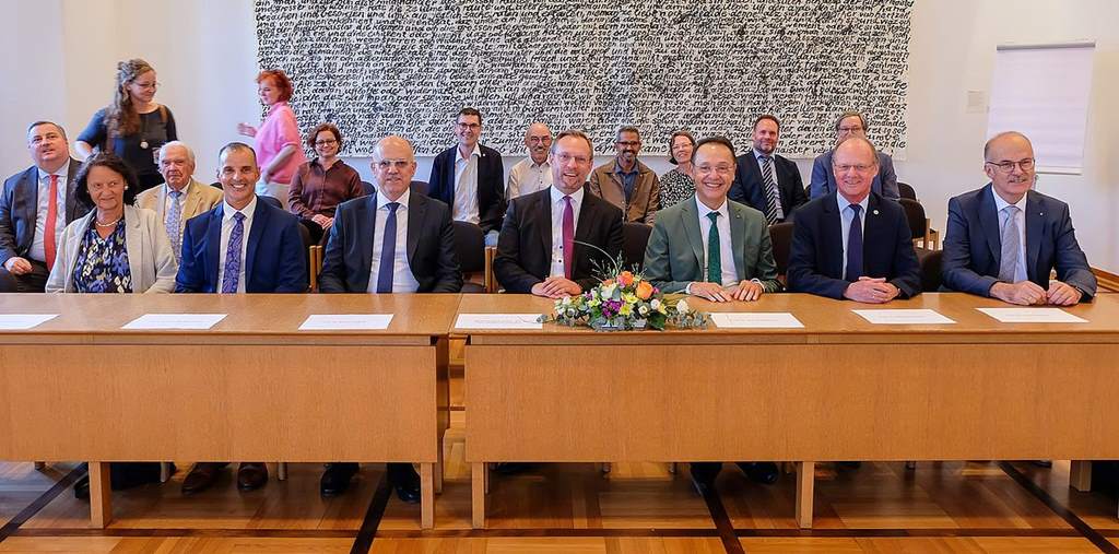 Gruppenbild_Unterzeichnung