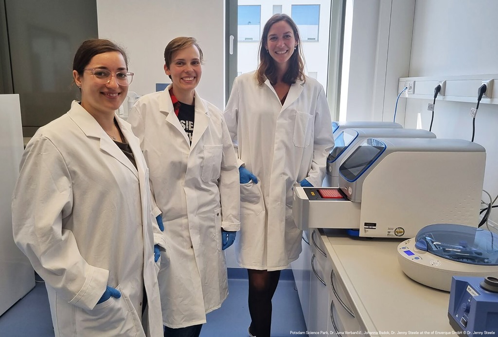 Dr. Jana Verbančič, Johanna Bsdok and Dr. Jenny Steele (left to right) at the Potsdam Scoence Park based laboratory of Enverque GmbH © Dr. Jenny Steele (private photo, via Standortmanagement Golm GmbH)