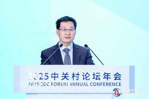 Jihong Zhang on a speech