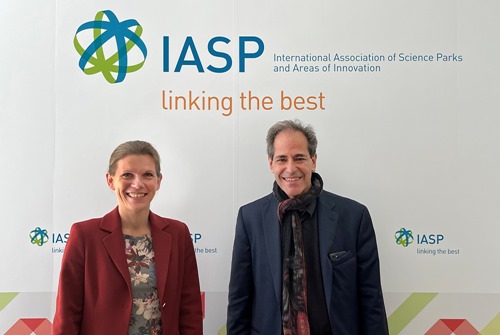 Ebba Lund with Jeffrey Manber at IASP HQ