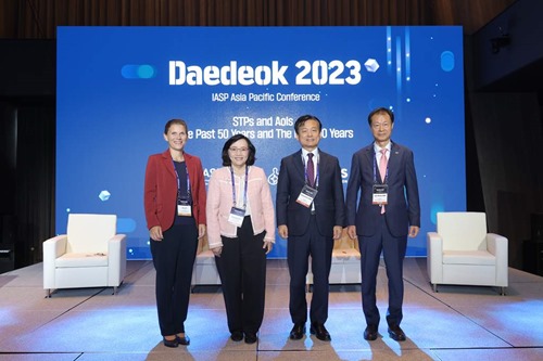 L-R Ebba Lund, Suwipa Wanasathop, Byung-Sam Kang, Lee-Hwan Kim