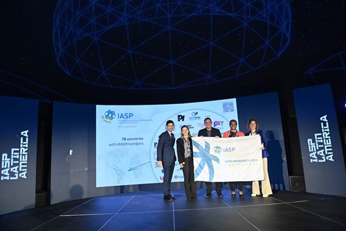 Displaying the IASP Latin American Division flag - Ezequiel Mesquita, Adriana Ferreira, Rafael Ezpeleta, Ihoandra Sotolongo,and Ebba Lund