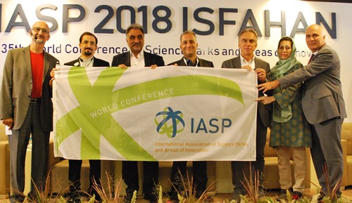 Handing over the official IASP conference flag to the Nantes team