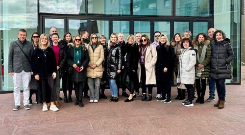 Group photo of IASP Glasgow delegates following Glasgow city bus tour.