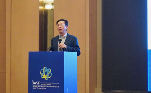 Herbert Chen delivers his concluding remarks
