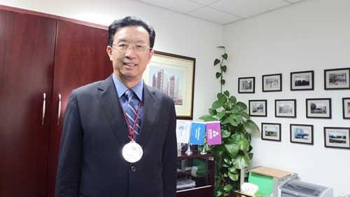 Herbert Chen with the IASP presidential medal