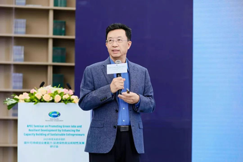 Former IASP President and Senior Executive Vice President of Tus-Holdings Herbert Chen giving  keynote speech at the aPEC event.