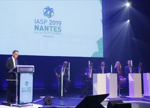 Host Jean François Balducchi (Atlanpole) on stage accompanied by the IASP executive board 