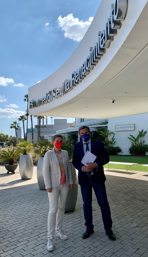 Ebba Lund & Luis Perez in front of the conference venue
