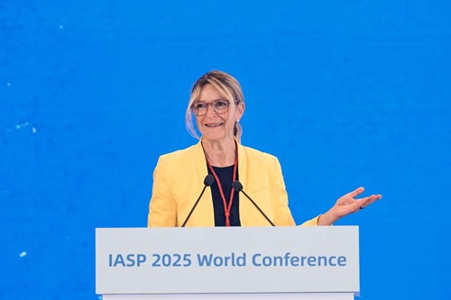 IASP President Lena Miranda addressing the audience at IASP Beijing