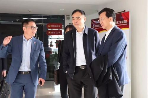 IASP VP Herbert Chen (right) with representatives of Luoyang National University Science Park