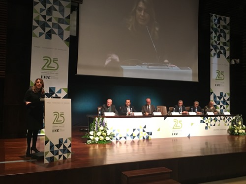 Susana Díaz addressing the audience