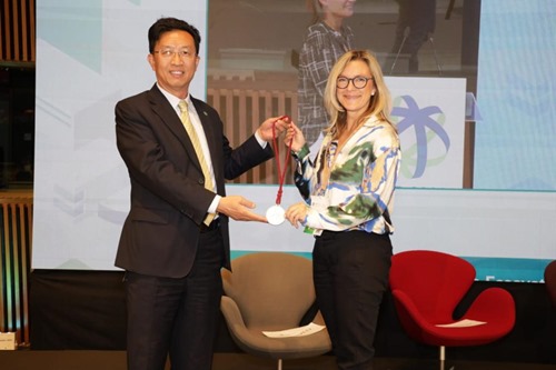 Passing on the IASP President's medallion