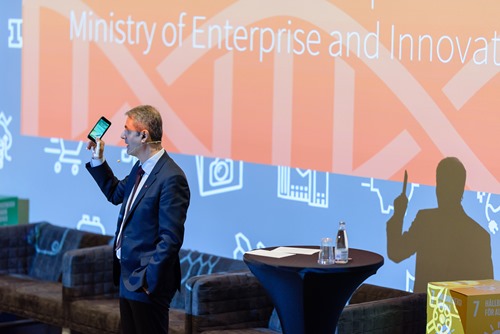 Minister of Industry & Innovation Ibrahim Baylan discusses mobile technology