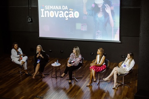 Speakers on stage | © Getulio Ribeiro