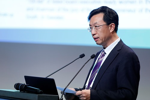 Vice President Herbert Chen chairing one of the sessions