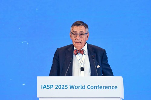 Jean Pierre Mascarelli inviting attendees to next year's World Conference in Sophia Antipolis