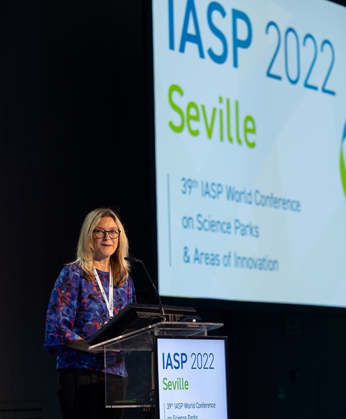 Acting IASP president Lena Miranda officially closes IASP Seville