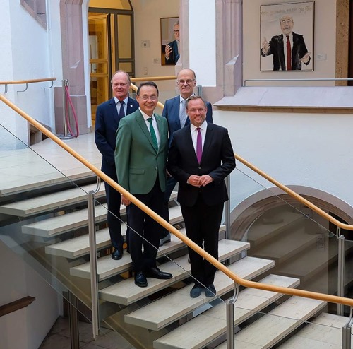 Gruppenbild_Treppe