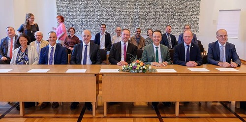 Gruppenbild_Unterzeichnung