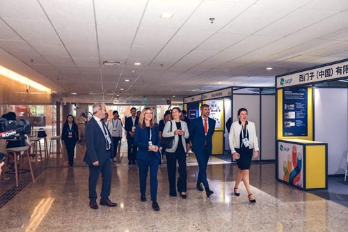 IASP board visiting exhibition booths