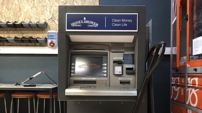 00271_02_moneyshower-atm